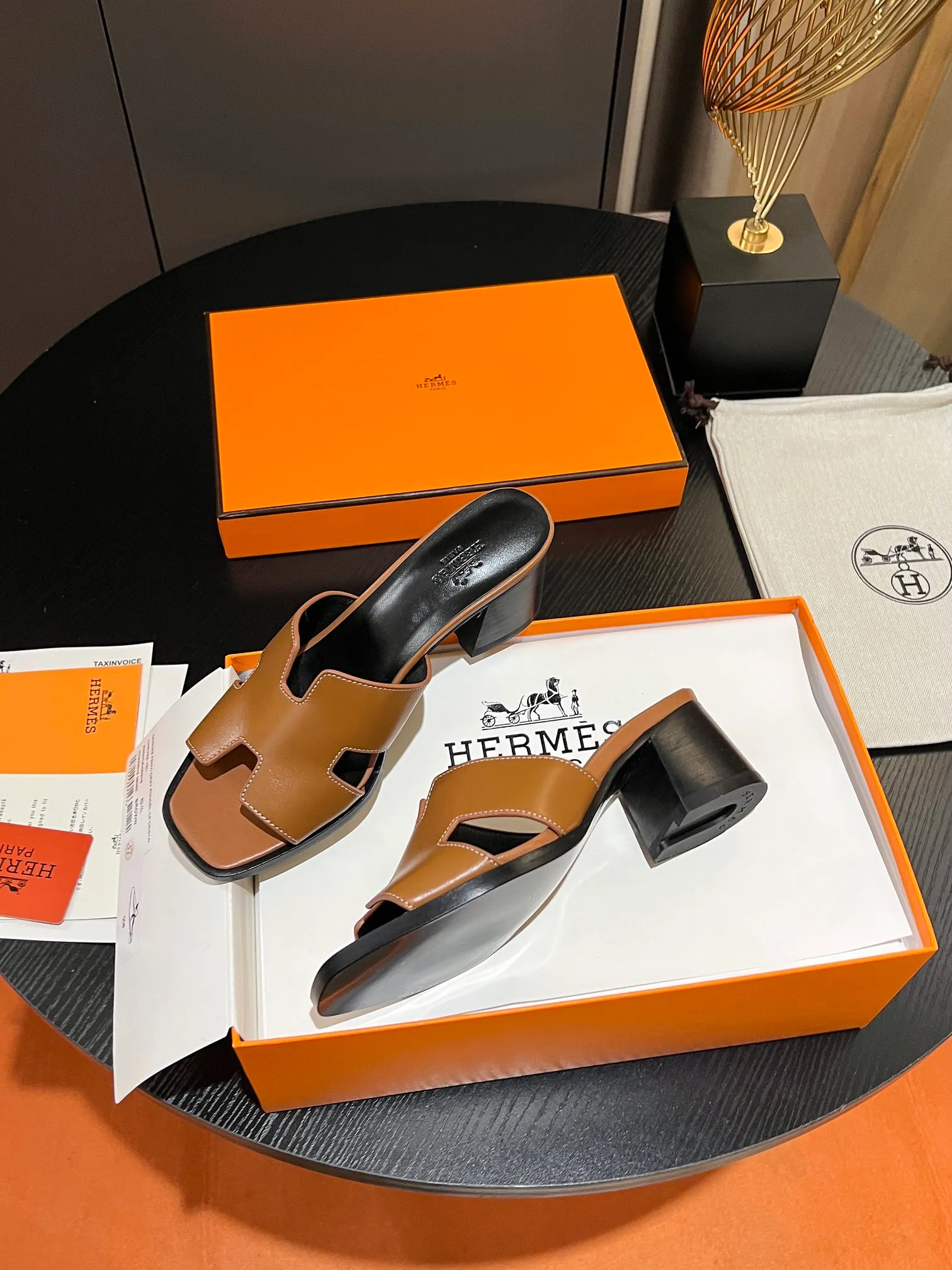 👟👟Ex-factory price 560👟👟 💋HERMES, thick heel series H slides, great looking on the feet! Original replica, synchronized at the counter. Upper material: advanced custom-made first-layer palm-print cowhide, inner padding sheepskin, and Italian genuine leather outsole. Multiple color options! Code number: 34-43 (34 41 42 43 is not returnable or exchangeable if customized)